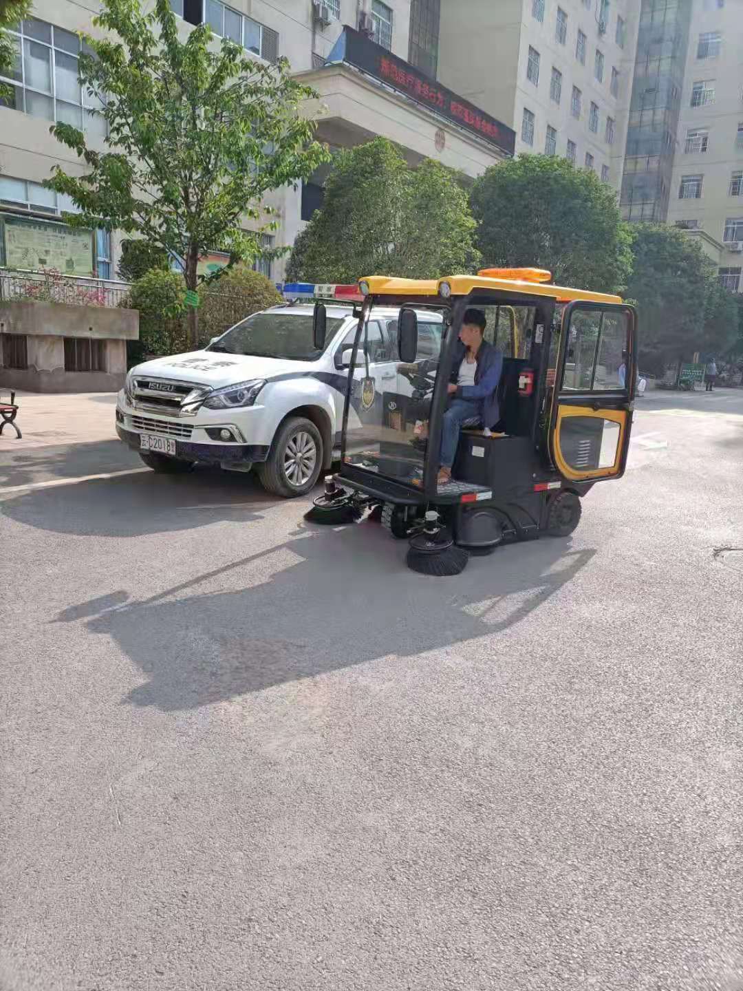 寶來潔云南絮實格美S6駕駛式洗地機服役彝良縣人民醫(yī)院