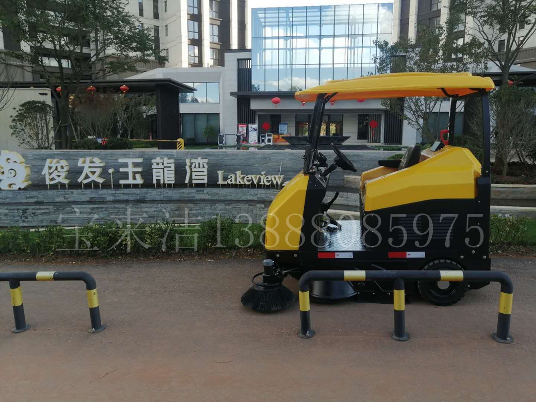 寶來潔格美S9駕駛式掃地車服務云南俊發(fā)物業(yè)玉龍灣公區(qū)日常保潔外圍清掃工作