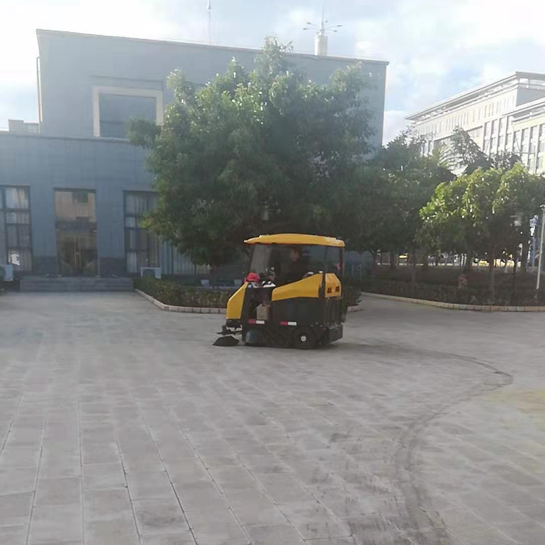 云南昆明寶來潔服務于楚雄建華物業(yè)購置格美s9駕駛式掃地車貝納特C510bt basic自驅式洗地機洗地機,掃地車