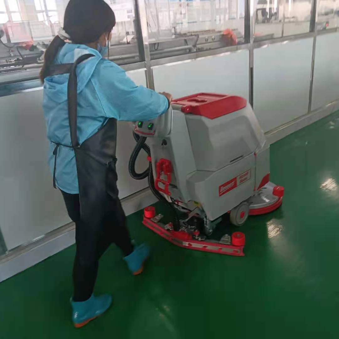 云南昆明寶來(lái)潔貝納特S510b手推式洗地機(jī)交機(jī)培訓(xùn)正式服役昭陽(yáng)工業(yè)園區(qū)云南立忠餐飲