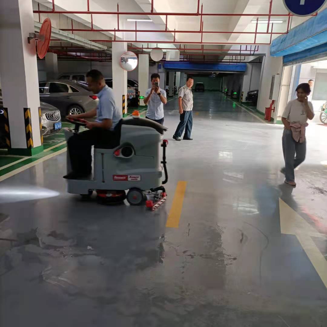 云南昆明寶來潔交機(jī)貝納特Ranger660b駕駛式洗地機(jī)交機(jī)培訓(xùn)正式服役于怒江小區(qū)地下車庫(kù)公區(qū)保潔