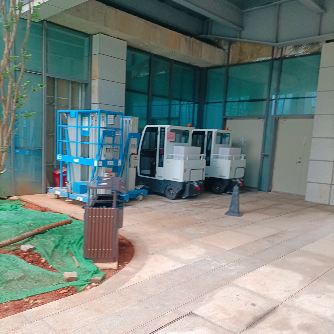 云南昆明寶來潔交機(jī)云南絮實(shí)升降平臺 駕駛式掃地車交機(jī)培訓(xùn)正式服役于滇中新區(qū)管委會(huì)日常清洗