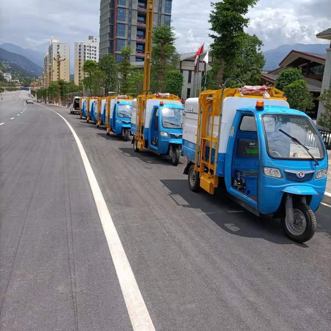 云南昆明寶來潔配置2.5方液壓升降垃圾清運(yùn)車正式服役小區(qū)垃圾清運(yùn)