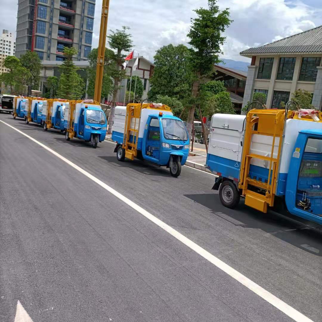 云南昆明寶來潔配置2.5方液壓升降垃圾清運(yùn)車正式服役小區(qū)垃圾清運(yùn)