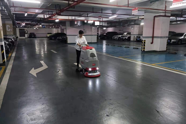 地下停車場(chǎng)塑膠地面使用貝納特手推式洗地機(jī)S510B Basic清掃清潔