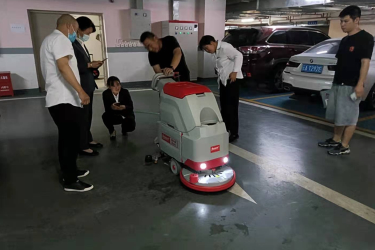 地下停車場(chǎng)塑膠地面使用貝納特手推式洗地機(jī)S510B Basic清掃清潔