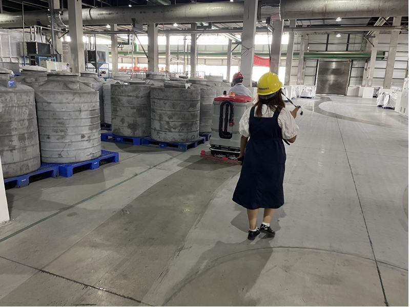 云南昆明寶來(lái)潔洗地機(jī)正式服役曲靖工廠使用貝納特駕駛式洗地機(jī)Hussar660B,大型駕駛洗地機(jī)P150現(xiàn)場(chǎng)交機(jī)培訓(xùn),成本低,效果好,省時(shí)省力