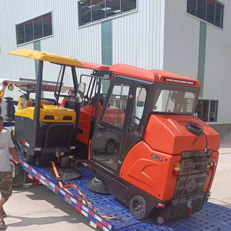 云南掃地車(chē)廠家配置偉頓駕駛式掃地車(chē)W1800服務(wù)昆明工廠掃地車(chē)交機(jī)培訓(xùn)地面清潔