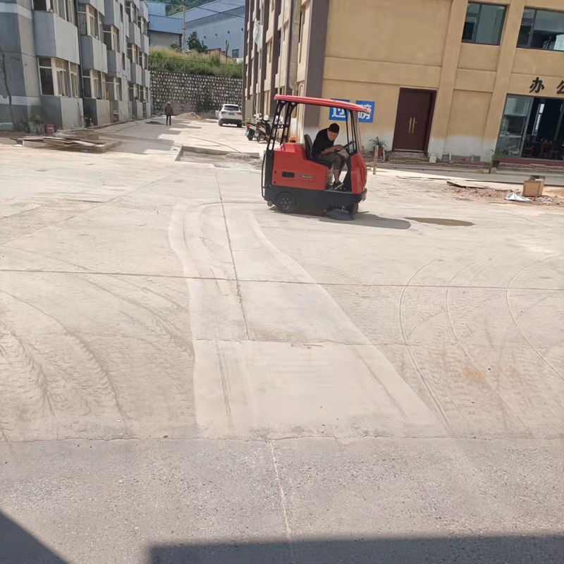 云南掃地車(chē)廠家配置偉頓駕駛式掃地車(chē)W1800服務(wù)昆明工廠掃地車(chē)交機(jī)培訓(xùn)地面清潔