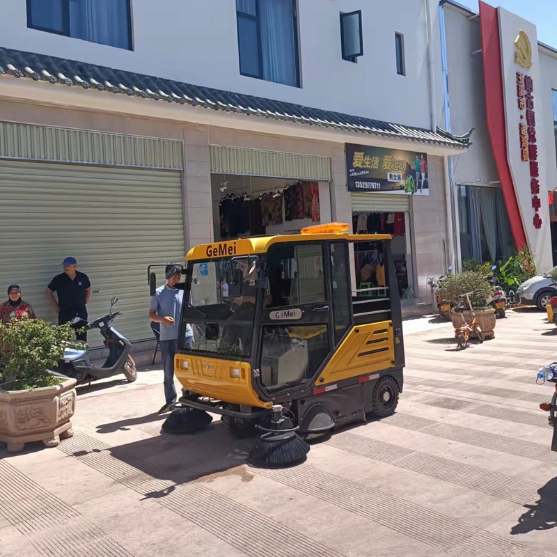 云南寶來潔格美駕駛式掃地車S10正式服役昆明通?？h納古鎮(zhèn)道路街到清掃清潔現(xiàn)場交機(jī)培訓(xùn)