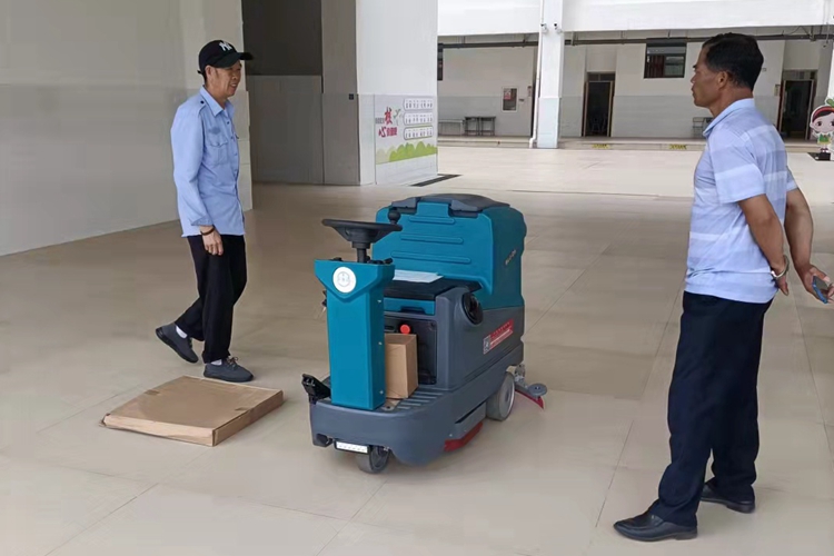 云南寶來潔駕駛式洗地機(jī)BLJ-D6 學(xué)校醫(yī)院停車場 全自動工業(yè)洗地機(jī) 電瓶式洗地機(jī)廠家
