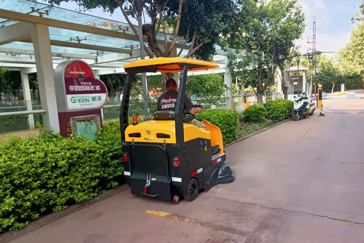 云南城市街道怎么快速清掃，市政環(huán)衛(wèi)選擇寶來(lái)潔S2A駕駛式電動(dòng)掃地車(chē)街道掃地機(jī)清掃路面