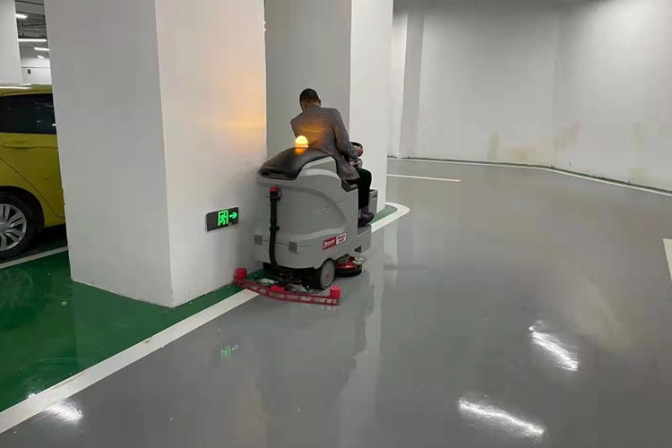 云南昆明寶來(lái)潔洗地機(jī)廠家交機(jī)貝納特S 510B Basic手推式洗地機(jī) R660B小型駕駛式洗地機(jī)于塑膠地下停車(chē)場(chǎng)體育館現(xiàn)場(chǎng)培訓(xùn)