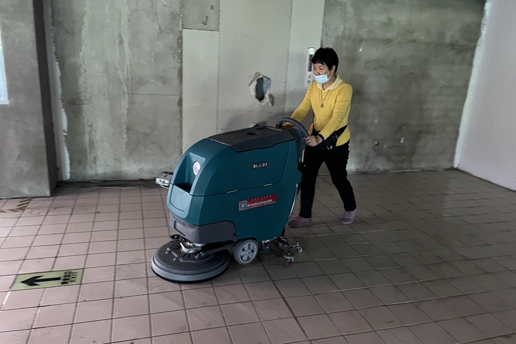 商場(chǎng)超市辦公寫(xiě)字樓高效率清潔選手推式洗地機(jī)