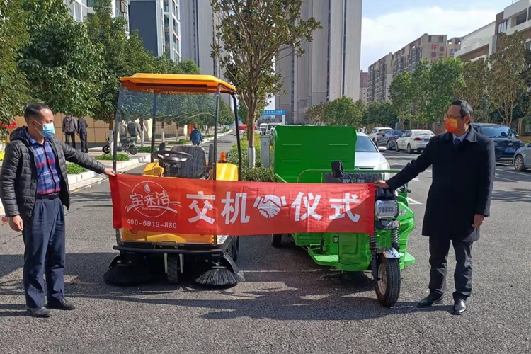 駕駛式掃地車和三輪六桶垃圾桶轉(zhuǎn)運車在城市街道物業(yè)小區(qū)的應(yīng)用