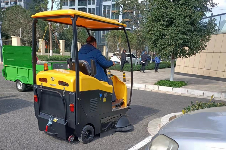 駕駛式掃地車和三輪六桶垃圾桶轉(zhuǎn)運車在城市街道物業(yè)小區(qū)的應(yīng)用