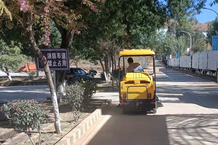 街道環(huán)衛(wèi)使用寶來潔駕駛式電動(dòng)掃地車S8清掃保潔
