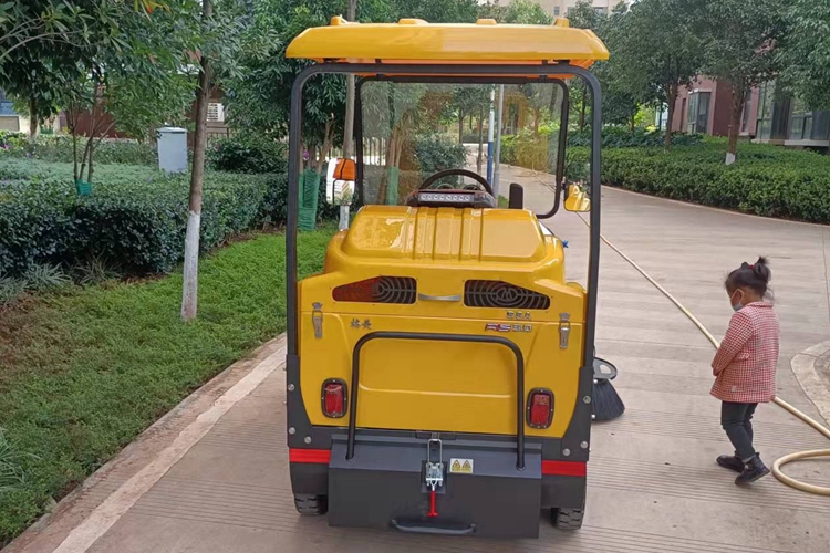 寶來(lái)潔掃地車廠家交機(jī)駕駛式電動(dòng)環(huán)衛(wèi)掃地車于小區(qū)物業(yè)城市街道地下停車場(chǎng)保潔