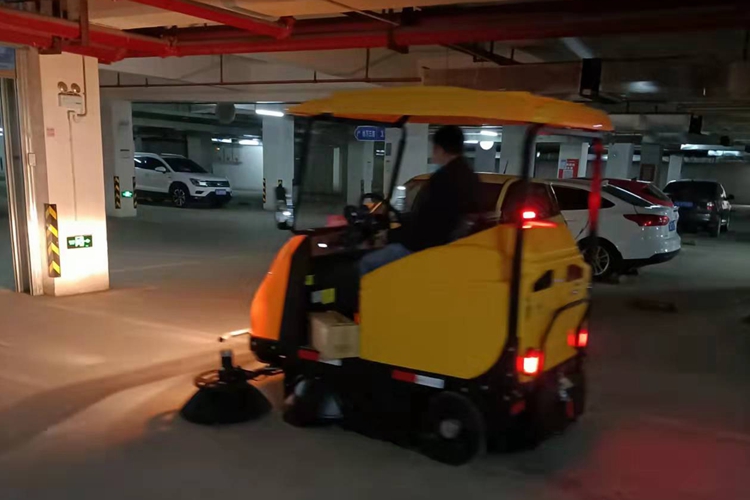 寶來(lái)潔掃地車廠家交機(jī)駕駛式電動(dòng)環(huán)衛(wèi)掃地車于小區(qū)物業(yè)城市街道地下停車場(chǎng)保潔