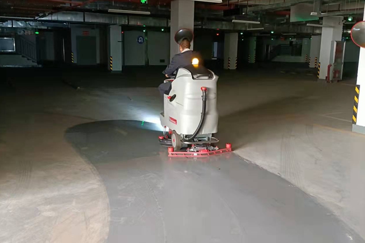 云南寶來潔洗地機(jī)廠家交機(jī)貝納特D86駕駛式洗地機(jī),三輪車載高壓沖洗車在地下停車場(chǎng)街道保潔