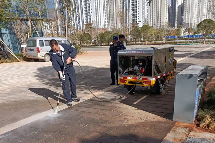 云南寶來潔洗地機(jī)廠家交機(jī)貝納特D86駕駛式洗地機(jī),三輪車載高壓沖洗車在地下停車場(chǎng)街道保潔
