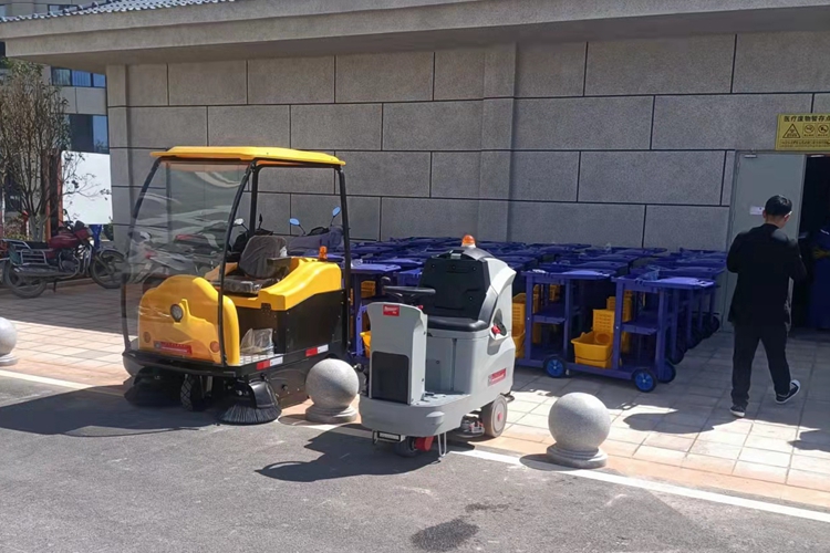 醫(yī)院學(xué)校如何選擇駕駛式掃地車洗地機？清潔效率如何？