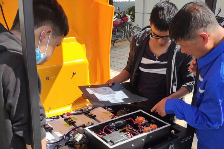 醫(yī)院學(xué)校如何選擇駕駛式掃地車洗地機？清潔效率如何？