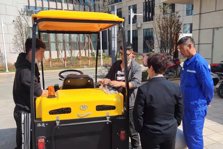 醫(yī)院學(xué)校如何選擇駕駛式掃地車洗地機？清潔效率如何？