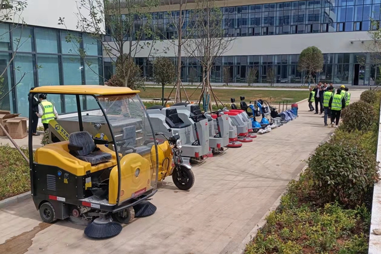 云南昆明寶來潔駕駛式電動塵推車、鋰電池洗地機(jī)、駕駛式洗地機(jī)、駕駛式掃地車、車載三輪高壓沖洗車單擦機(jī)、拋光機(jī)入駐物業(yè)公司保潔