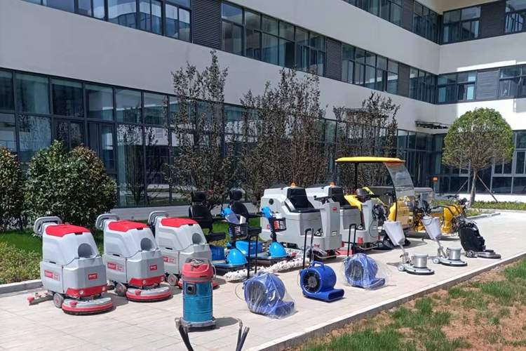 云南昆明寶來潔駕駛式電動塵推車、鋰電池洗地機(jī)、駕駛式洗地機(jī)、駕駛式掃地車、車載三輪高壓沖洗車單擦機(jī)、拋光機(jī)入駐物業(yè)公司保潔