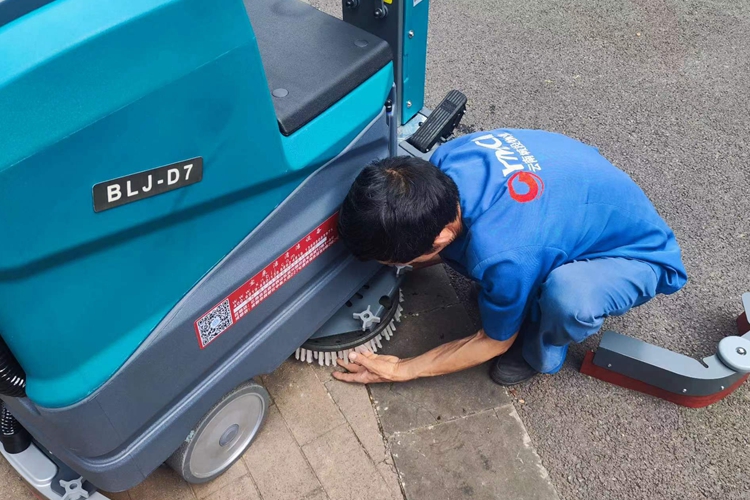 如何選擇鋰電池電動駕駛式洗地機，三輪四桶保潔車？
