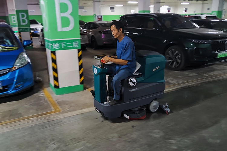 如何選擇鋰電池電動駕駛式洗地機，三輪四桶保潔車？