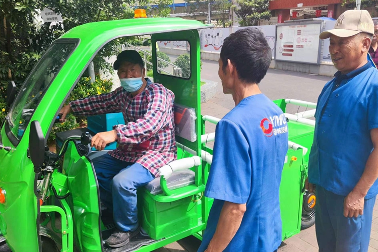 如何選擇鋰電池電動駕駛式洗地機，三輪四桶保潔車？