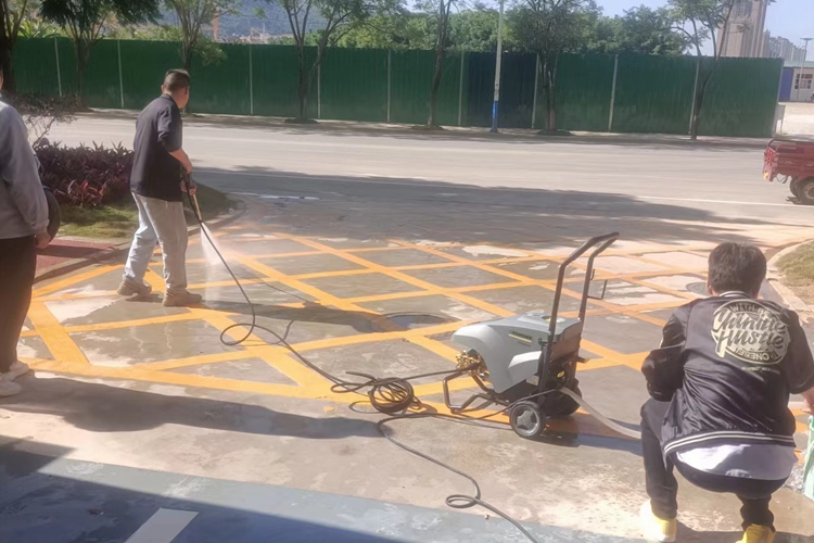寶來潔駕駛式洗地機(jī)電機(jī)式高壓清洗機(jī)正式服務(wù)云南昆明某地下停車場塑膠地面