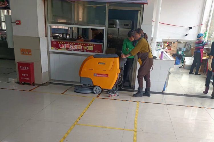 學(xué)校食堂超市使用寶來潔鋰電池手推式洗地機(jī)BLJ-D5 皮實(shí)耐用速掃速干