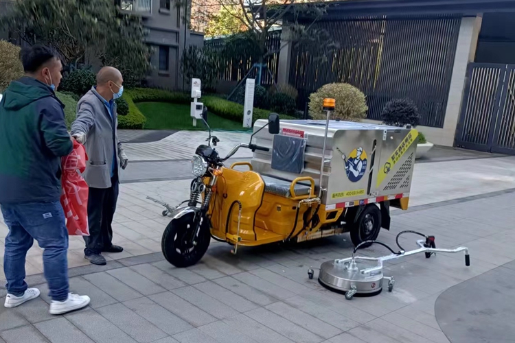 絮實(shí)Q5多功能高壓沖洗車（鋰電版）正式服役物業(yè)小區(qū)服務(wù)保潔 現(xiàn)場交機(jī)培訓(xùn)