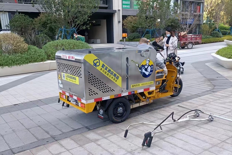絮實(shí)Q5多功能高壓沖洗車（鋰電版）正式服役物業(yè)小區(qū)服務(wù)保潔 現(xiàn)場交機(jī)培訓(xùn)