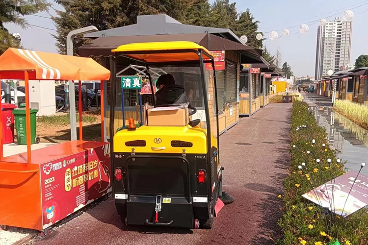 云南昆明寶來潔駕駛式電動(dòng)掃地車S2A 灑水掃地一體的小型掃地車