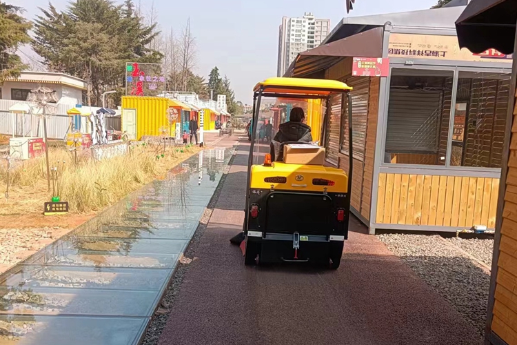 云南昆明寶來潔駕駛式電動(dòng)掃地車S2A 灑水掃地一體的小型掃地車
