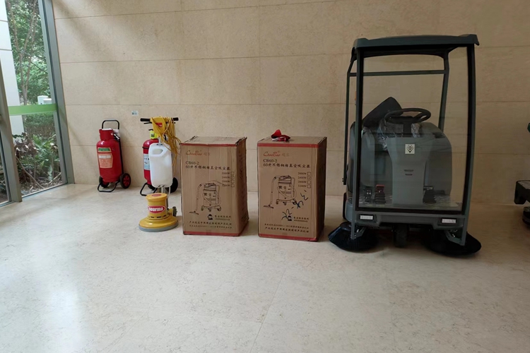 云南昆明寶來潔KM130/130駕駛式掃地車睿聯小匠r-x760駕駛式洗地機單擦機交付昆明醫(yī)科大學第一附屬醫(yī)院（云大醫(yī)院）德國卡赫清潔設備項目