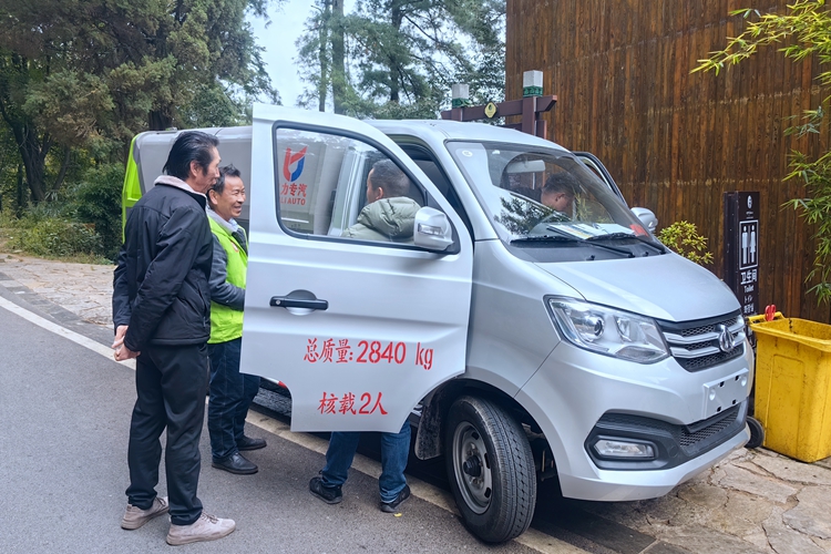 四輪垃圾轉(zhuǎn)運(yùn)車在風(fēng)景區(qū)的應(yīng)用適用于風(fēng)景區(qū)等場所垃圾收集