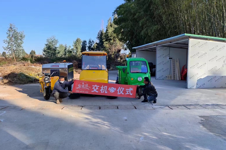 云南昆明海埂訓練基地交機駕駛式掃地車S9,車載三輪高壓沖洗車K-11,三輪垃圾桶轉(zhuǎn)運車
