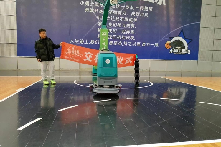 籃球場(chǎng)手推式洗地機(jī)的一些特點(diǎn)和優(yōu)勢(shì)！