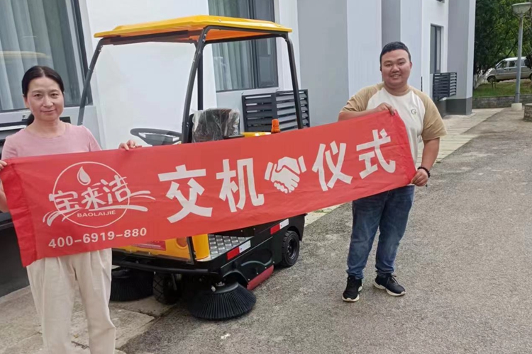 駕駛式掃地車哪個牌子好，云南（寶來潔）格美S2A駕駛式電動掃地機(jī)婦青干校交機(jī)