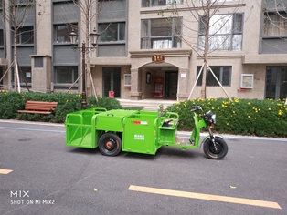 昆明騰潔保潔恒大云報華府240升4桶3輪清運(yùn)車交機(jī)現(xiàn)場