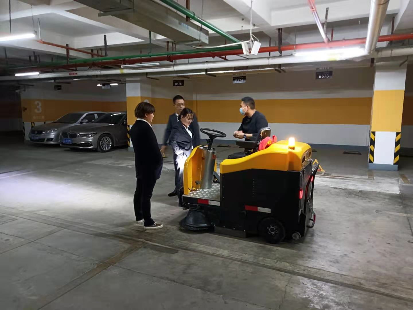 昆明某地下停車場(chǎng)購入格美S1駕駛室掃地車 電動(dòng)掃地車