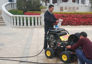 2018-12-14春城首府高壓管道疏通交機(jī)現(xiàn)場,高壓管道疏通機(jī),柴油版管道疏通機(jī),車架式柴油管道疏通機(jī),云南昆明柴油車架式管道疏通機(jī),訂貨熱線13888085975 400-6919-880,寶來潔