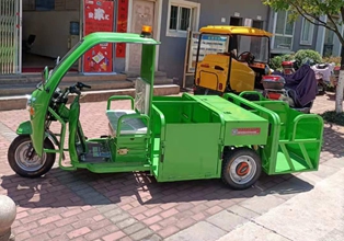 云南昆明寶來(lái)潔配置三輪四桶駁運(yùn)車(chē)正式服役物業(yè)小區(qū)生活垃圾清運(yùn)工作