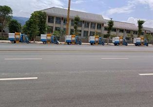 云南昆明寶來(lái)潔配置2.5方液壓升降垃圾清運(yùn)車(chē)正式服役小區(qū)垃圾清運(yùn)