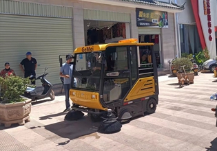 云南寶來潔格美駕駛式掃地車S10正式服役昆明通?？h納古鎮(zhèn)道路街到清掃清潔現(xiàn)場(chǎng)交機(jī)培訓(xùn)